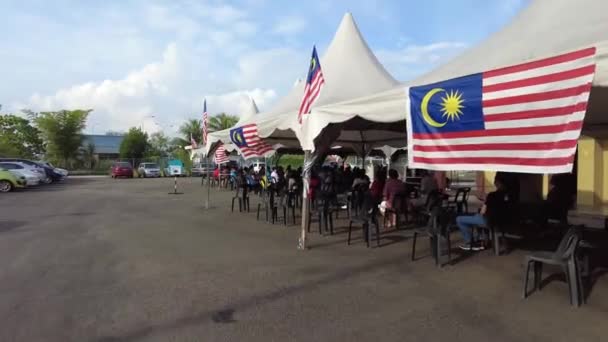 マレーシアのペナン州シーバング ペライ 2021年9月8日 予防接種センターでのオープンウォークの初日にマレーシア人がテントで待つ — ストック動画