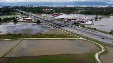 Bukit Mertajam, Penang, Malezya - 31 Ekim 2021: Shell ve Caltex otobanındaki hava manzaralı araç trafiği