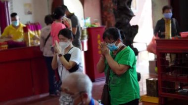 Georgetown, Penang, Malezya - 19 Kasım 2021: Çinliler tapınakta maske takıyor