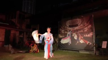 Georgetown, Penang, Malezya - 11 Aralık 2021: Han etnik Çin dansı ve büyük bir hayran performansı. Kuda Ketapang dansçısı..