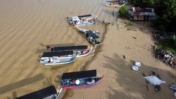 マレーシア ペナン州ペナガ 2021年10月29日 スンガイ ムダの横にある漁船公園を空中から見下ろす — ストック動画