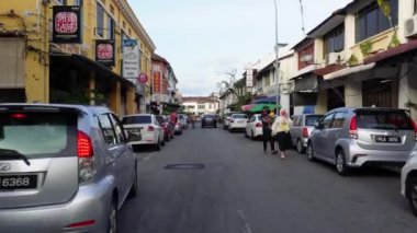 Georgetown, Penang, Malezya - 12 Aralık 2021: Lebuh Carnarvon 'da yavaş yavaş Chulia Caddesi' ne ilerleyin.
