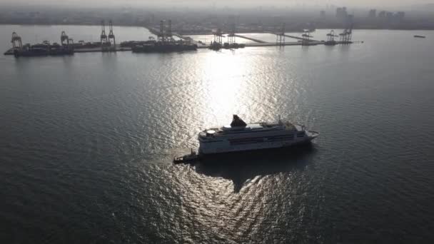 马来西亚槟城 2022年1月16日 在巴特沃斯集装箱码头附近用拖船进行双鱼座星巡航 — 图库视频影像