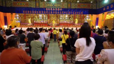 Ayer Itam, Penang, Malezya - 27 Şubat 2022: Çinliler maske takıp Kek Lok Si Tapınağında dua ediyorlar