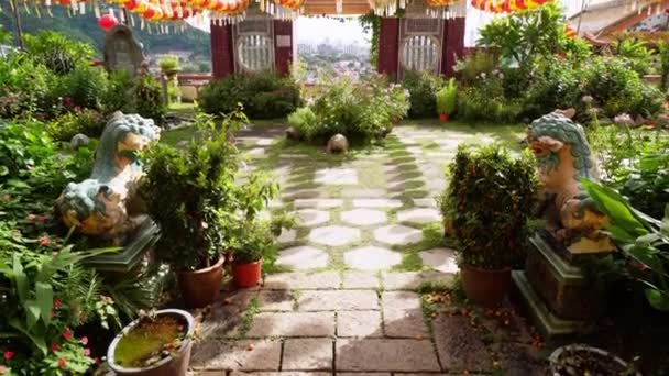 マレーシア ペナン州アイタム2022年2月26日 暑い晴れた日に月の年の間に提灯で飾られたKek Lok Templeの庭を傾ける — ストック動画