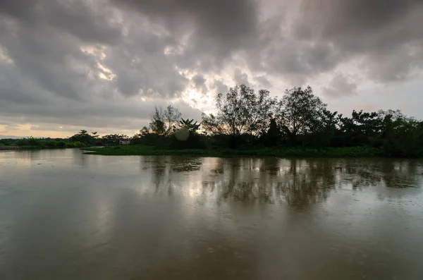Kara Yağmurlu Bir Günde Nehirdeki Mangrov Ağaçlarının Yansıması — Stok fotoğraf