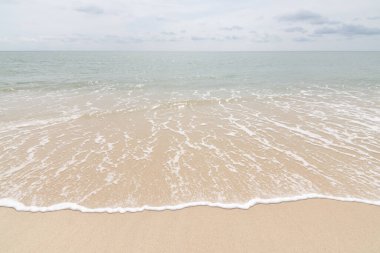 Kumsalda beyaz berrak deniz dalgası. Tatil, yaz konsepti.