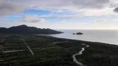 Hava manzaralı nehir ve Balik Pulau 'daki deniz kenarındaki çiftlik.