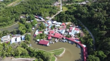 Sıcak güneşli bir günde hava manzaralı Pulau Betong balıkçı köyü