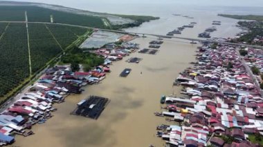 Balıkçı köyü yakınlarındaki Kuala Kurau Köprüsü 'ne doğru uçuyorlar.