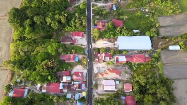 Повітряний Вид Вниз Сонце Світить Дорозі Біля Малайського Села Балік — стокове відео