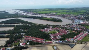 Hava görüntüsü Sungai Kuala Kurau ve etrafını sardı.
