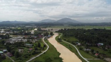 Malay köyü ve çiftliği yakınlarındaki Sungai Kulim üzerinde uçan hava aracı.