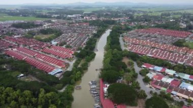 Balıkçı köyü yakınlarındaki hava manzaralı yerleşim alanı