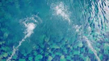 Su mavi fayansla yüzme havuzuna dökülür.