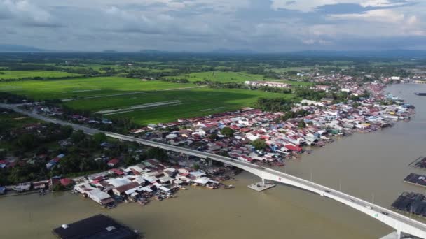 Flygfoto Kuala Kurau Fiskeby Nära Bron Över Floden — Stockvideo