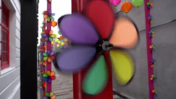 Ventilador Pinwheel Win Colorido Girar Rua — Vídeo de Stock