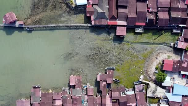 Aerial Melihat Bawah Perahu Kayu Kapal Karam Dekat Desa — Stok Video