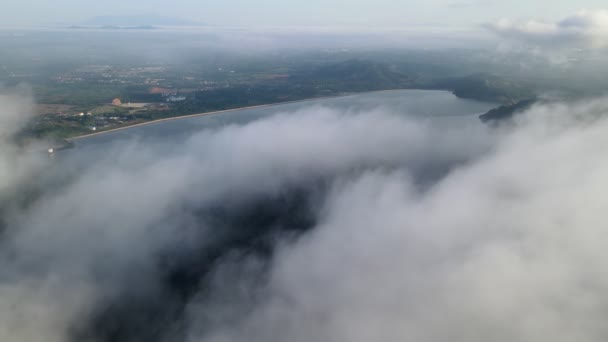 Вид Воздуха Озеро Плотину Менгкуанг Через Густое Облако — стоковое видео