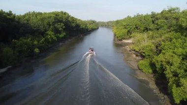 Batu Kawan, Penang, Malezya - 20 Şubat 2021: Mangrove Nehri 'ndeki balıkçı teknesinin arkasını takip edin
