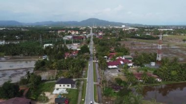 Nibong Tebal, Penang, Malezya - 23 Ağustos 2021: Malays kampung evi ve çiftliği üzerinde hava harekatı