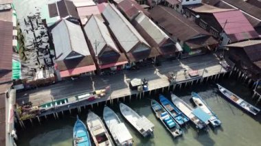 Georgetown, Penang, Malezya - 01 Kasım 2021: Çiğneme Klanı ahşap evinde hava manzaralı balıkçı teknesi