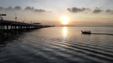 Georgetown, Penang, Malezya - 01 Kasım 2021: Penang Köprüsü 'nde Malezya bayrağı taşıyan bir balıkçı teknesine doğru hareket edin
