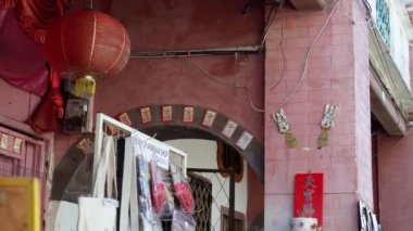 Georgetown, Penang, Malezya - 19 Kasım 2021: Caddedeki hediyelik eşya dükkanını indirin