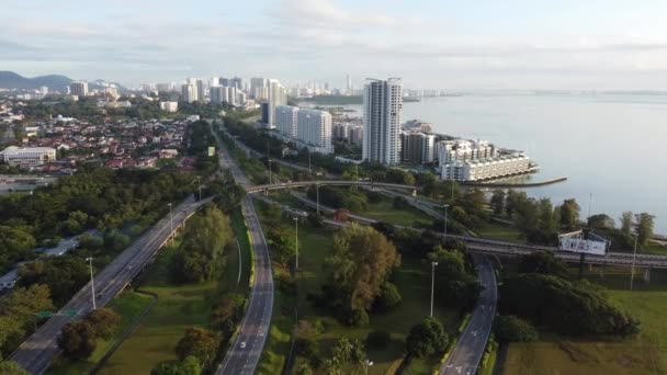 2021年10月23日 马来西亚槟城 乔治敦市 在灯塔公寓附近的槟城大桥交汇处公路上方的空中观光早晨 — 图库视频影像