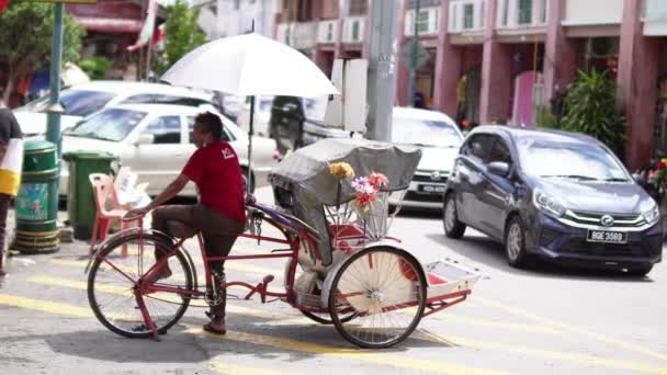 Georgetown Penang Malaysia Nov 2021 Trishaw Ryttare Vänta Kund Gatan — Stockvideo