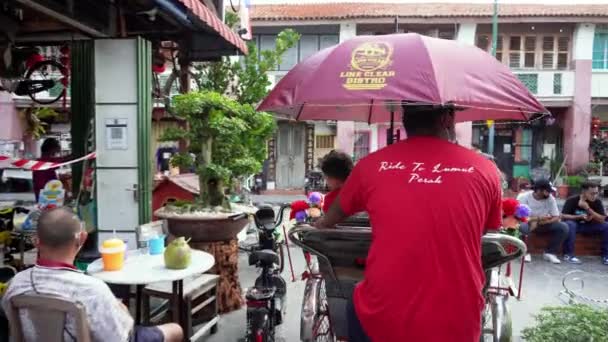 Georgetown Penang Malaysia Dezember 2021 Trishaw Fahrer Trägt Familienbeifahrer Auf — Stockvideo