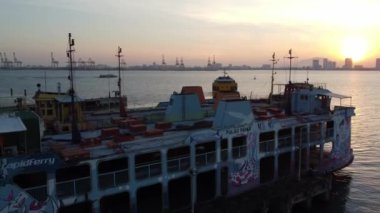 Georgetown, Penang, Malezya - 27 Aralık 2021: Gün doğumunda eski feribotu yavaş yavaş terörle mücadele vapuruna taşıyın