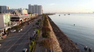 Georgetown, Penang, Malezya - 29 Aralık 2021: Sabah güneşinde hava manzaralı Karpal Singh Yolu