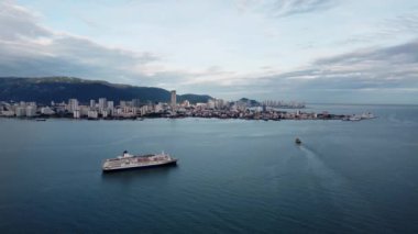 Georgetown, Penang, Malezya - 30 Aralık 2021: Penang Denizi 'nde hava manzaralı yolcu gemisi ve feribot