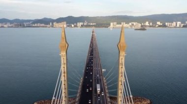 Georgetown, Penang, Malezya - 24 Şubat 2022: Hava manzaralı Penang Köprüsü mimarisi. Adaya doğru sabah trafiği yoğun
