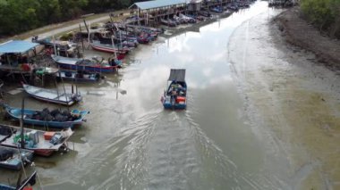 Seberang Perai, Penang, Malezya - Mar 01 2022: Bir balıkçı teknesi iskeleye havadan göründü