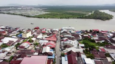 Seberang Perai, Penang, Malezya - Mar 01 2022: Gökyüzü manzaralı tekne Sungai Udang 'da iskeleye doğru ilerliyor
