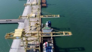 Seberang Perai, Penang, Malezya - 12. Mar 2022: Güneşli bir günde konteyner terminalinde havadan görüş vinci