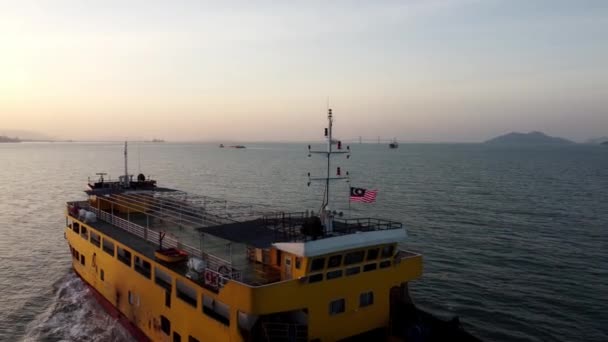 2021年12月27日 马来西亚槟城 日出时分 悬挂马来西亚国旗的黄船在海上起航 — 图库视频影像