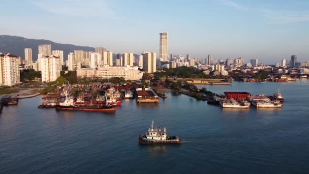 Georgetown Penang Malaysia 2021 Tug Boat Move Sea 배경에는 코타르 — 비디오