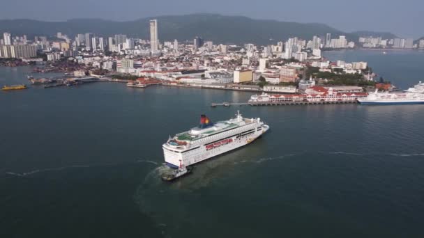 马来西亚槟城 2022年1月16日 在拖船的协助下 双鱼座星游轮抵达槟城港 — 图库视频影像