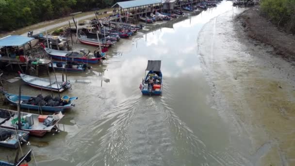 Seberang Perai Penang Malásia Mar 2022 Barco Pesca Chega Cais — Vídeo de Stock