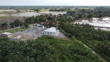Sungai Udang, Penang, Malezya - 23 Ağustos 2021: Kırsal Malezya Kampung yakınlarındaki hava manzaralı elektrik istasyonu
