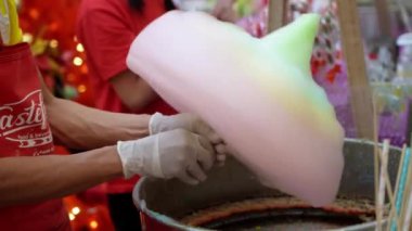 Georgetown, Penang, Malezya - 23 Aralık 2021: Elinizi kapatın ve pamuklu şeker hazırlayın