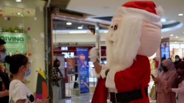 Georgetown Penang Malaysia Dec 2021 Mascot Santa 쇼핑몰 방문객들에게 설탕을 — 비디오