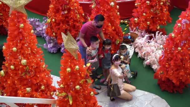 Bayan Lepas Penang Malaysia December 2021 Family Selfie Red Christmas — 图库视频影像