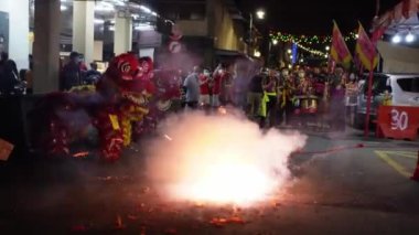Ayer Itam, Penang, Malezya - 31 Ocak 2022: Aslan dansı gece yanan krakerlerle performans