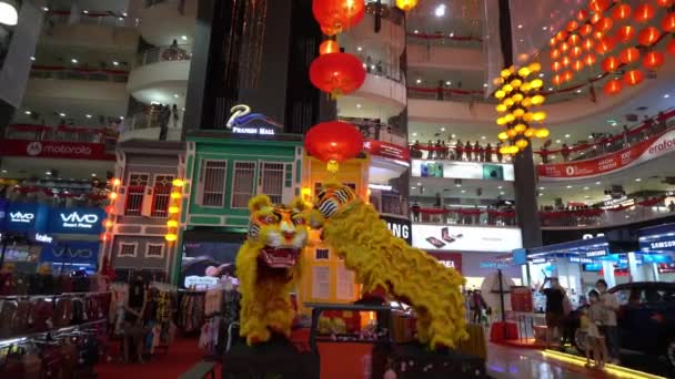 Georgetown Penang Malaysia Jan 2022 Två Tigerdansföreställningar Stilt Stol Gallerian — Stockvideo
