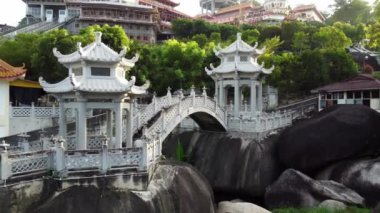 Ayer Itam, Penang, Malezya - 19 Şubat 2022 Kek Lok Si Tapınağı 'ndaki büyük kayalıklardaki Pavilion' a doğru hareket edin.