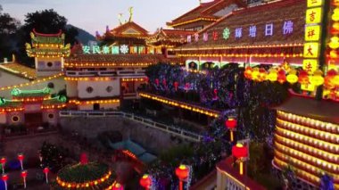 Ayer İtam, Penang, Malezya - 19 Şubat 2022: Çin Yeni Yıl fenerinin çatı katına doğru uçan kandil